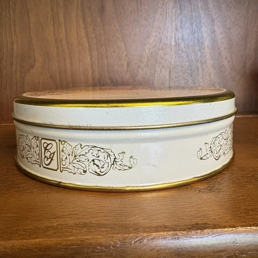 Currier and Ives Tin with Lid 